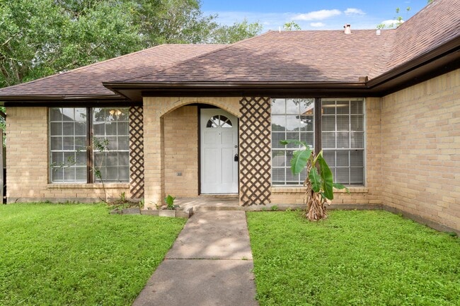 Building Photo - 2220 Spruce Dr