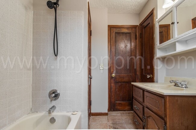 Building Photo - 3 Bedroom / 1.5 Bathroom Home | 60th & Center