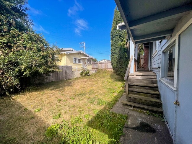 Building Photo - Pet-friendly Craftsman Home!