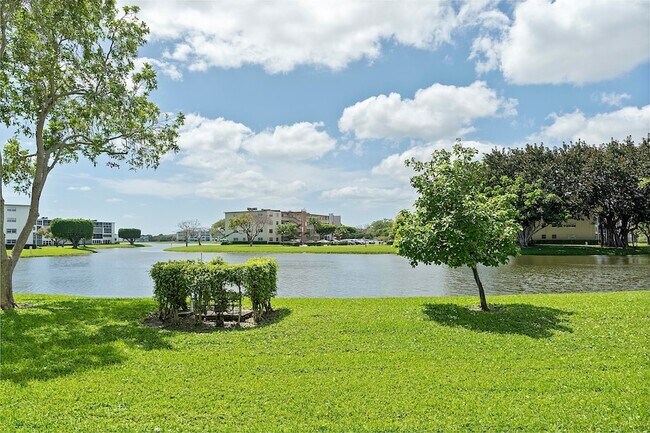 Building Photo - 1032 Lincoln B