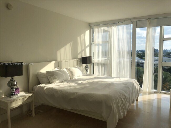 Building Photo - 10275 Collins Ave
