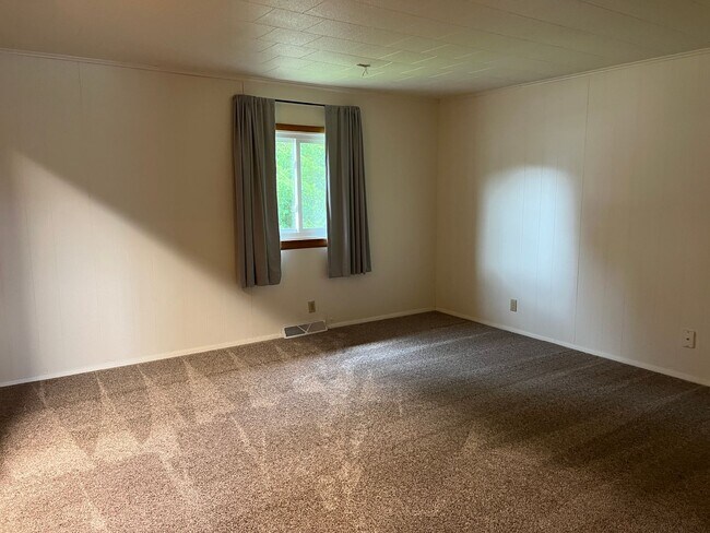 Building Photo - W210N11785 Hilltop Dr