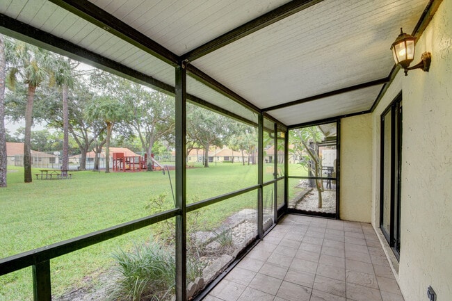 Building Photo - 1105 Maplewood Dr