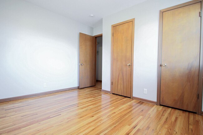 Building Photo - 3 Bedroom / 2.5 Bathroom House Available N...