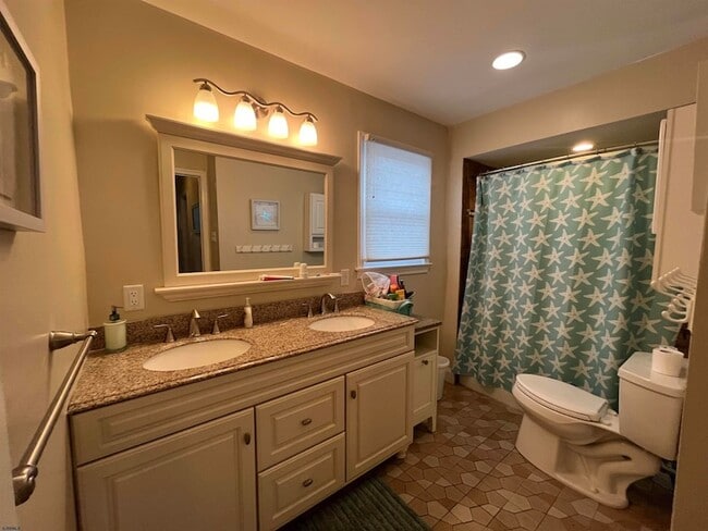 Building Photo - 406 N Dorset Ave