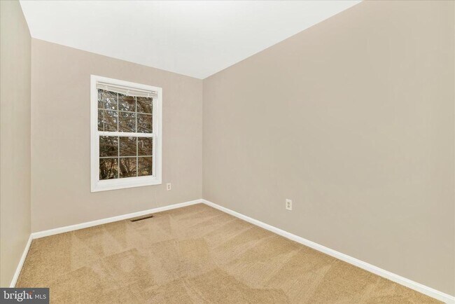 Building Photo - 584 Cotswold Ct