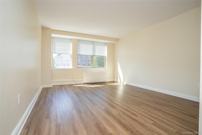 Building Photo - 300 E Overlook