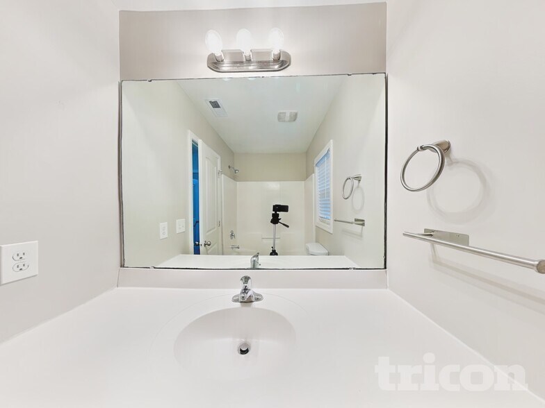 Building Photo - 1218 Azalea Dr