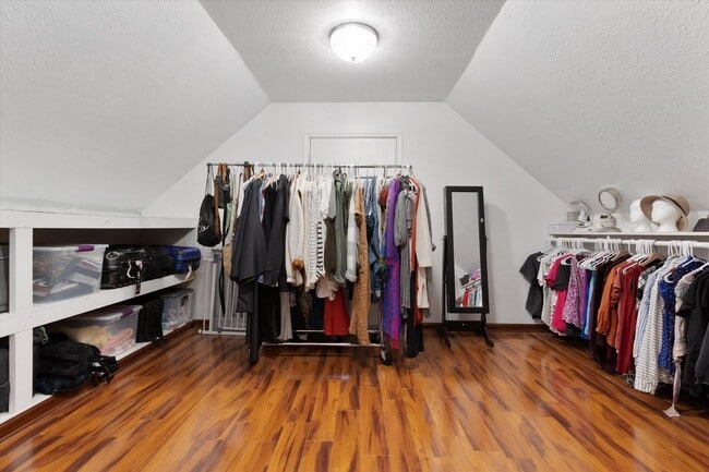 Building Photo - Home For Rent Bellevue.