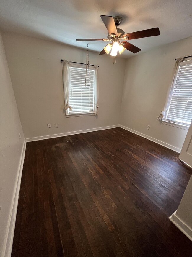 Building Photo - 423 E 6th St