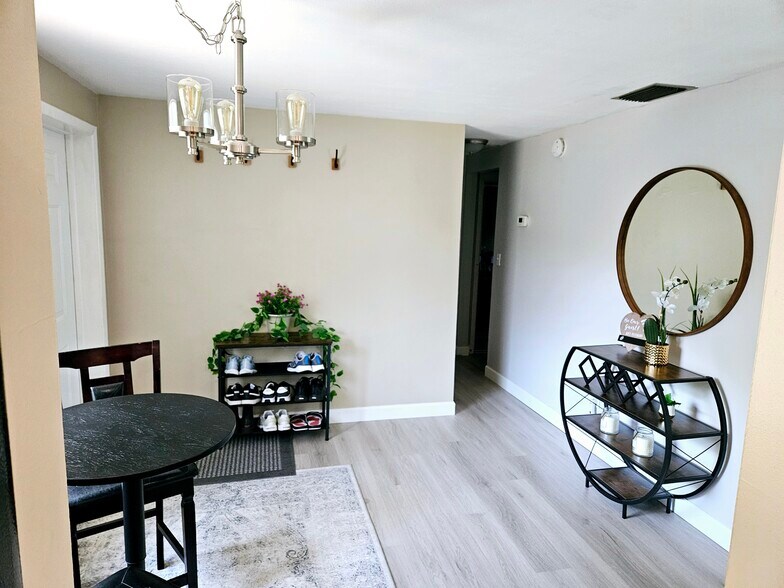 Entry - 18715 Hamilton St