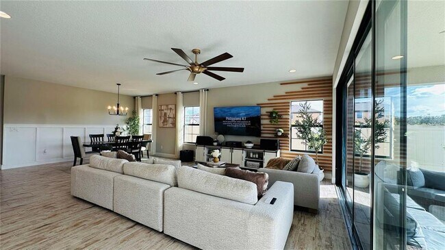 Building Photo - 12661 Oak Hill Way