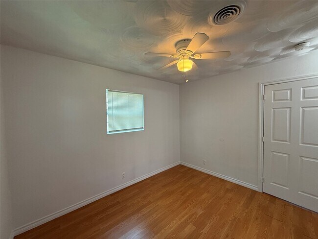 Building Photo - 211 Skyway Dr