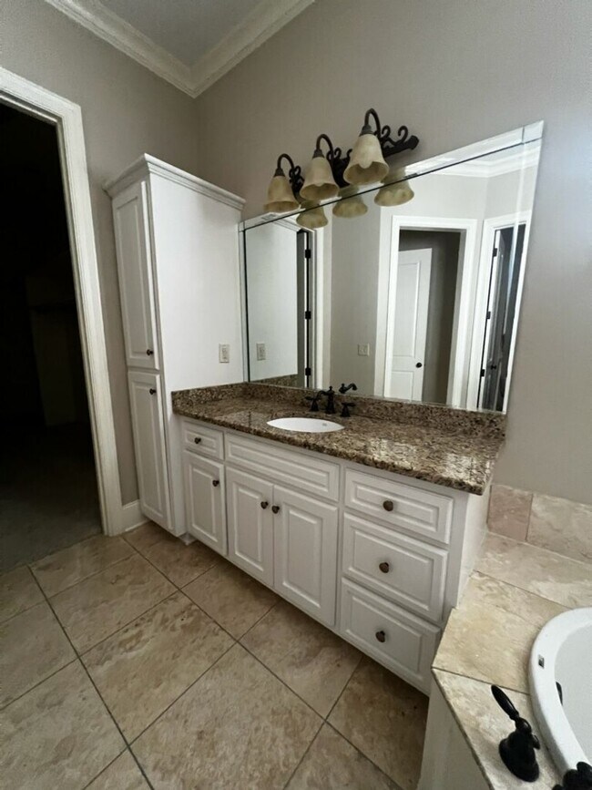 Building Photo - HOME FOR SALE or rent Gorgeous executive h...