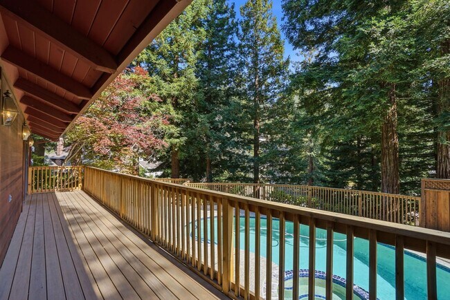 Building Photo - Spectacular 2 story home w/pool in Round Hill Country Club