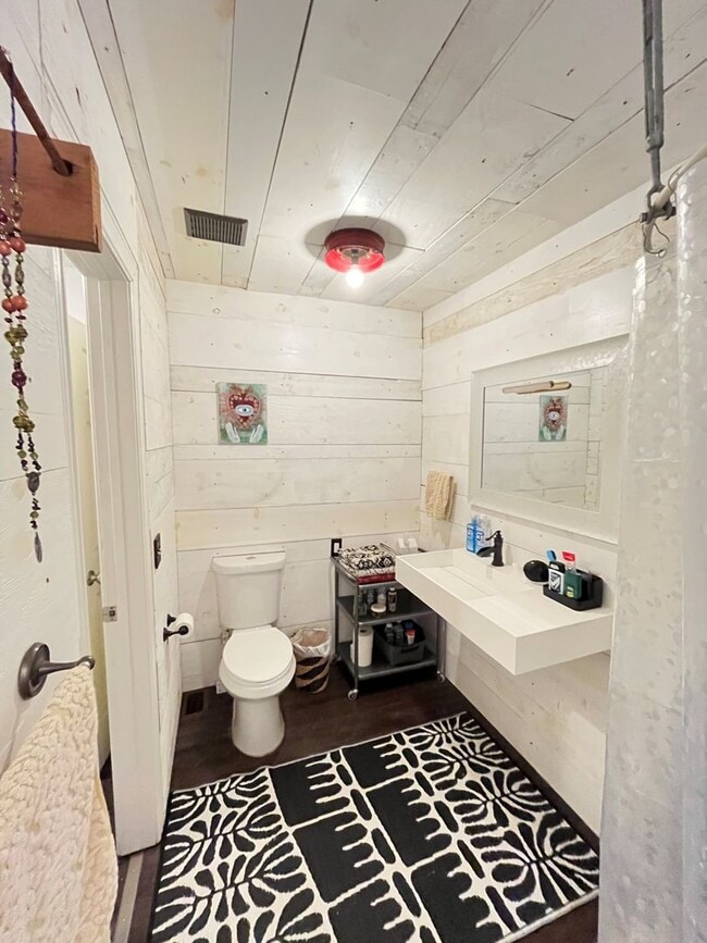 Building Photo - 3 bedroom 2 bath custom home, 2 car garage...