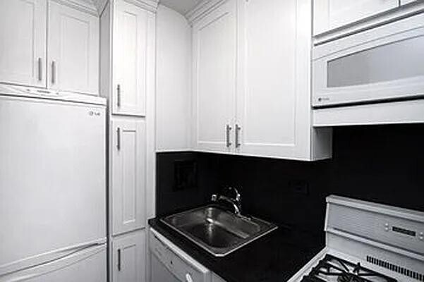 Building Photo - 320 E 23rd St