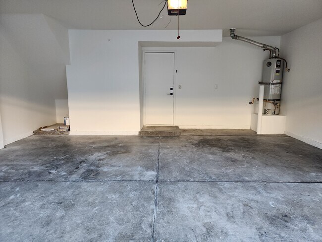 Freshly painted clean garage - 929 Dusty Creek St