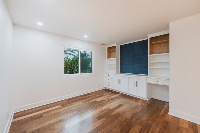 Building Photo - Luxury Living in Manhattan Beach