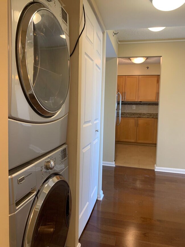 Building Photo - Rarely Available Penthouse 1BD/1BA in Gros...