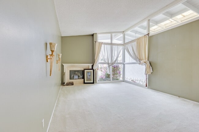 Building Photo - Spacious 3BR / 2BA Single-Story Pool Home in Granada Hills