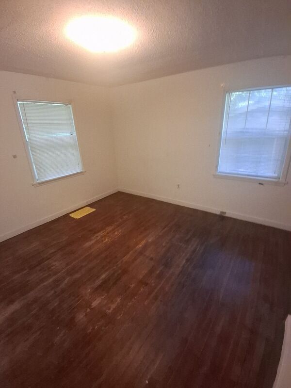 Building Photo - 3058 Woodside Dr