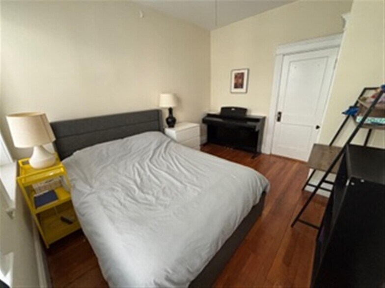 Building Photo - 72 Kirkland St