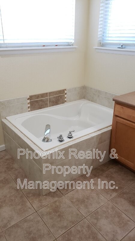 Building Photo - 302 St Ida Cir
