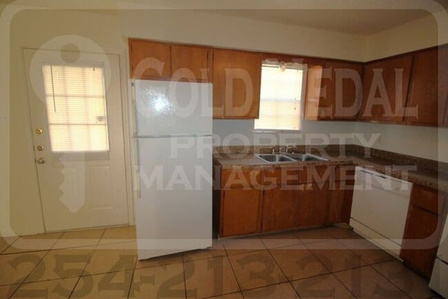 Building Photo - 1803 Cedarhill Dr