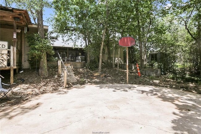 Building Photo - 305 W Brookside Dr