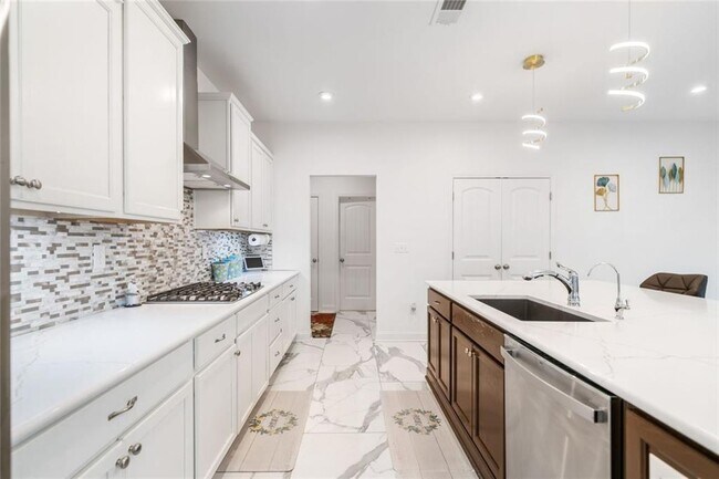 Building Photo - 2121 Harmony Dr