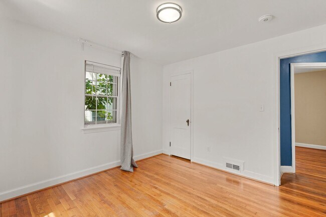 Building Photo - 2 Bed 1 Bath - Takoma Park Cottage- Large ...