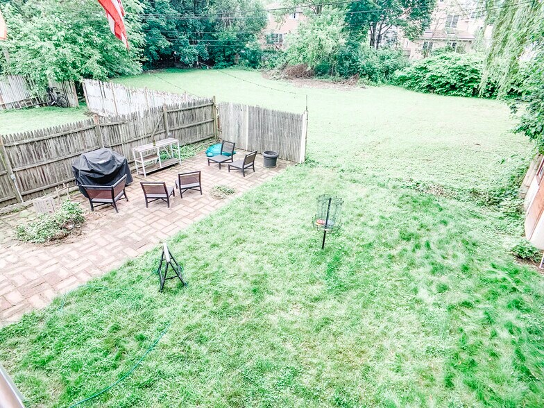 Shared back yard - 384 Fellsway W