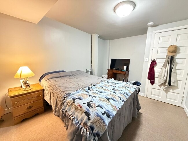 Building Photo - Large 3 Bedroom Open July 1st!