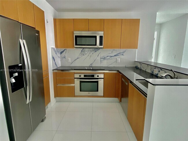 Building Photo - 1060 Brickell Ave