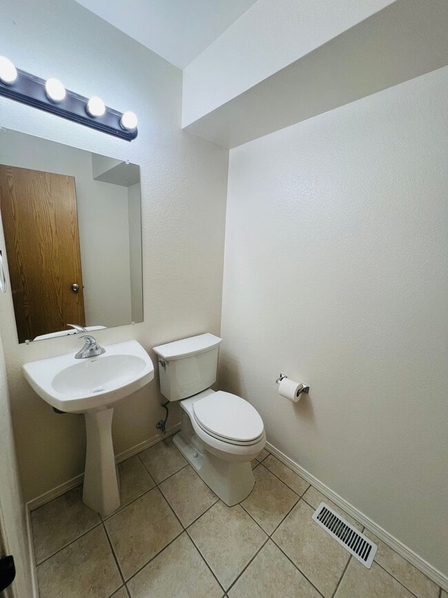 Building Photo - Amazing 3 Bed 2.5 Bath - Townhouse