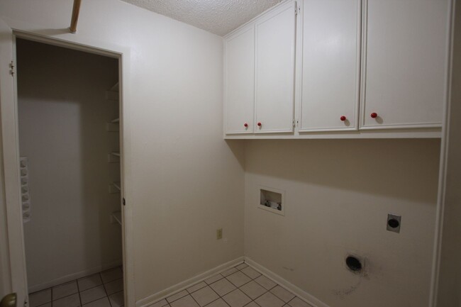 Building Photo - Oversized 4 bedroom 3 bath rental in Tyler...
