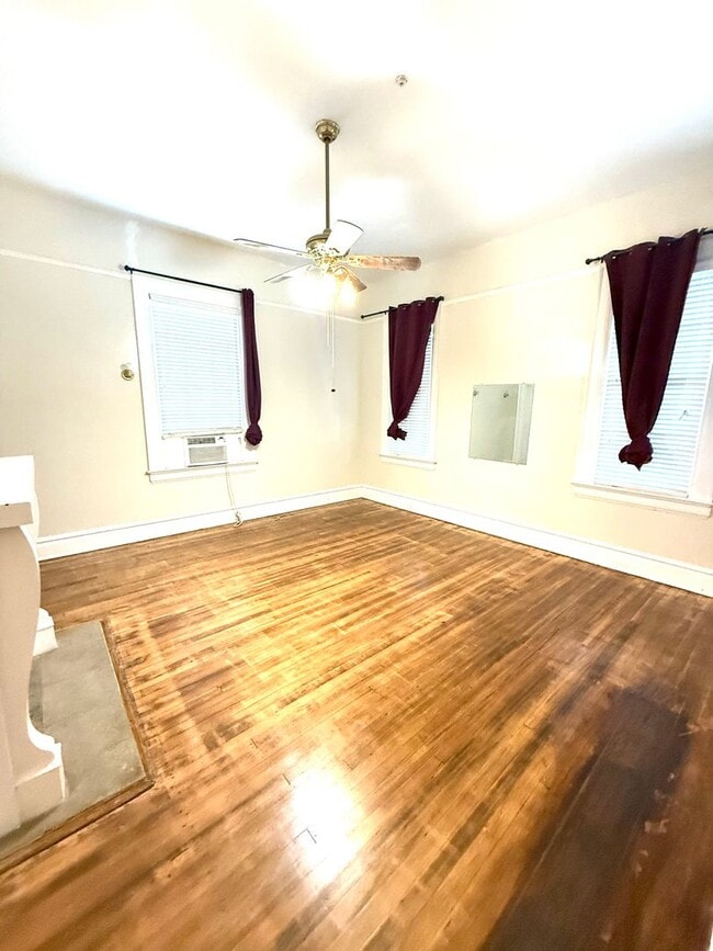 Building Photo - ** 4 bed 3 bath located in the Garden Dist...
