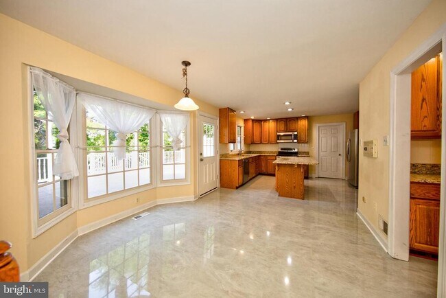 Building Photo - 210 King Johns Ct