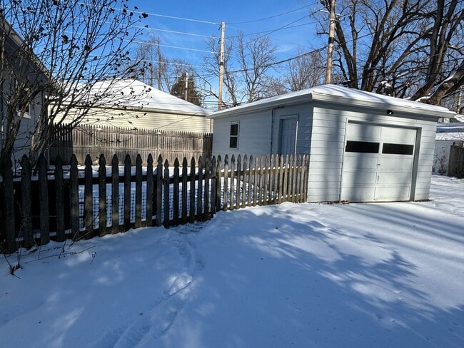 Building Photo - Charming 3 Bed 1 Bath with 1 Car Garage!