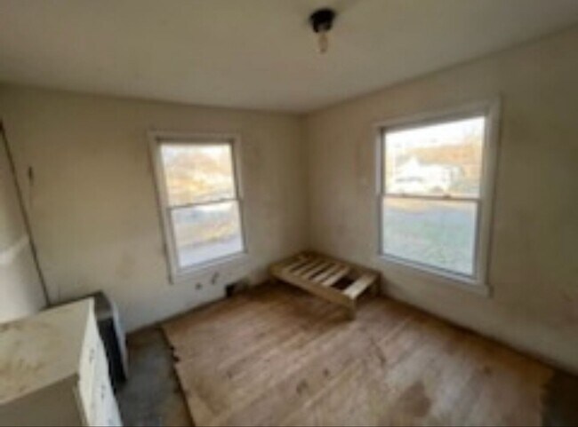 Building Photo - HANDY MAN SPECIAL! - $385 Month / $700 Down