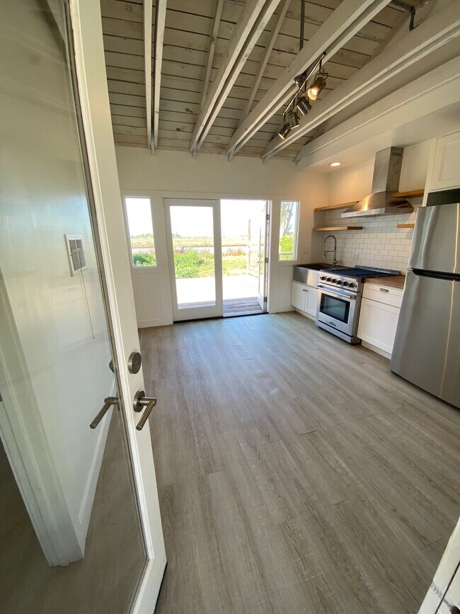 Building Photo - 4253 Carpinteria Ave
