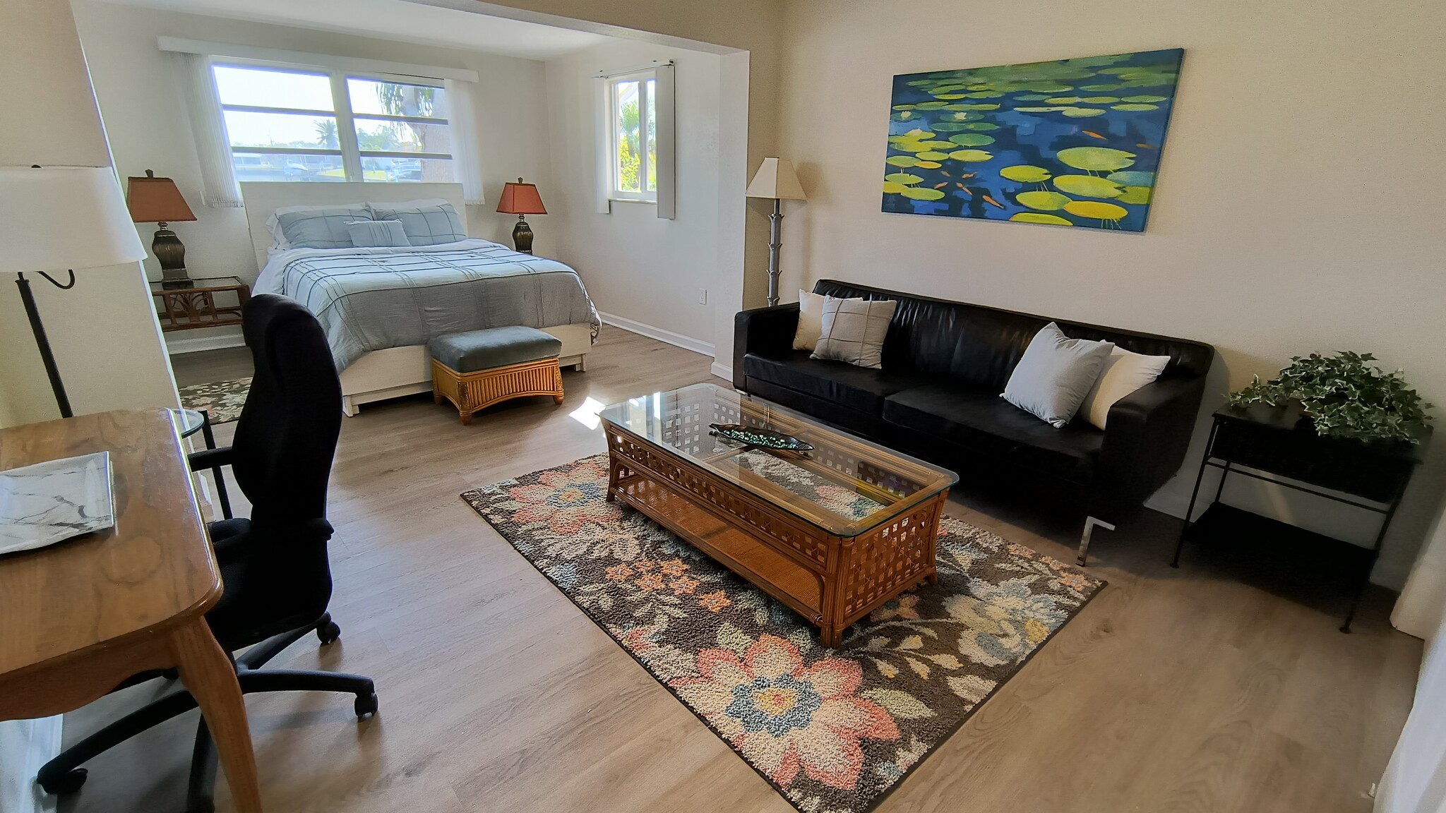 Bedroom with sitting area - 910 Juno Dr