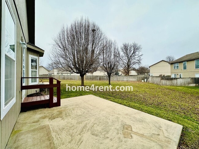 Building Photo - Maintenance Free! Main level Master, Finished Basement and Wood Floors in the Kitchen! *Brand New...