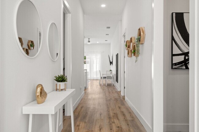 Building Photo - Gorgeous New Constriction House in Tampa - B