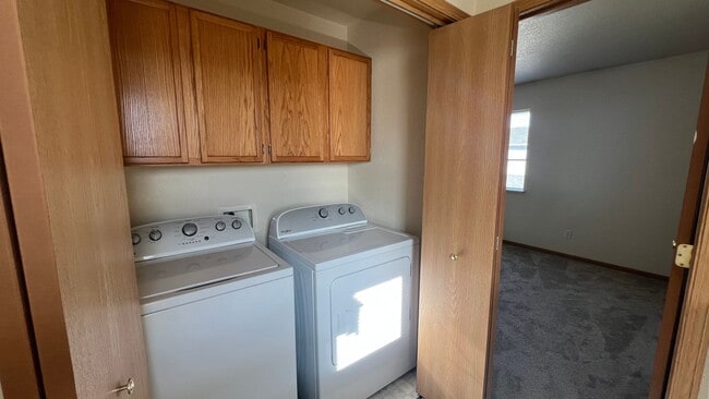 Building Photo - Bright & Convenient Townhouse Living!