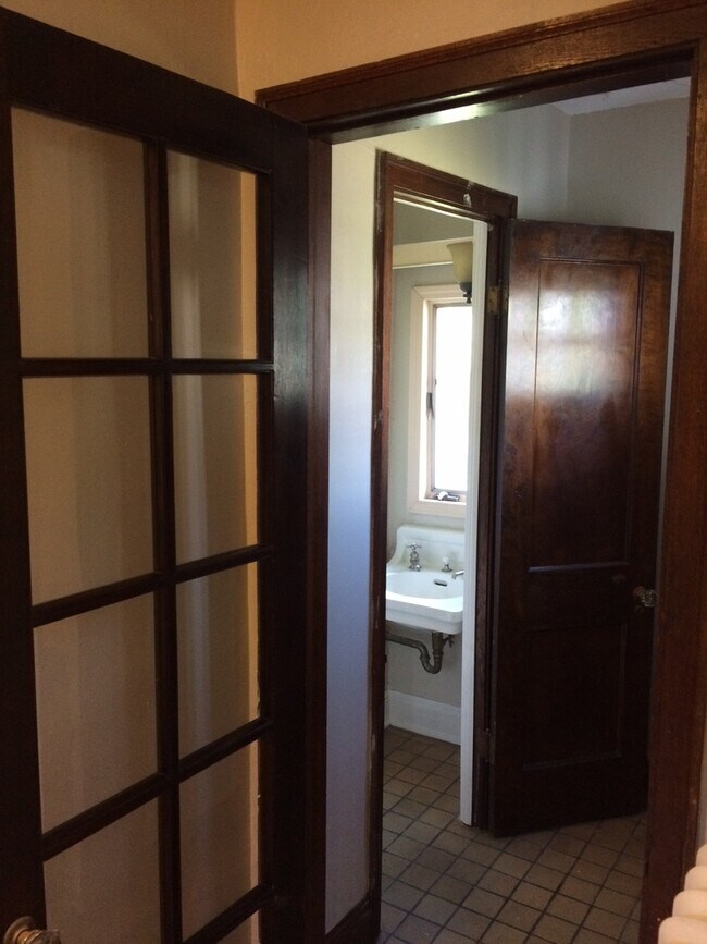 Building Photo - Charming, Classic 3 BR Brick Close to LeMo...