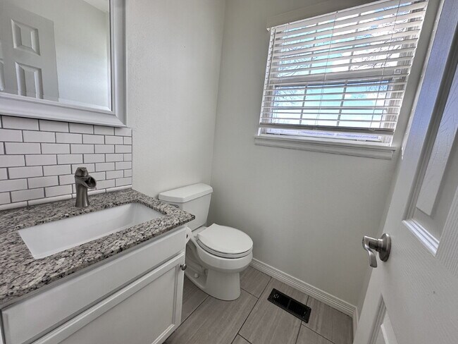 Building Photo - ~Available Now~ Beautifully Updated Two-Bedroom Townhome in Littleton!