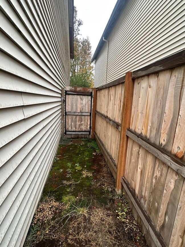 Building Photo - Convenient Beaverton Townhome!