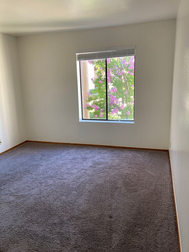 Building Photo - Gorgeous 2B/2B condo with Red Rock views, ...